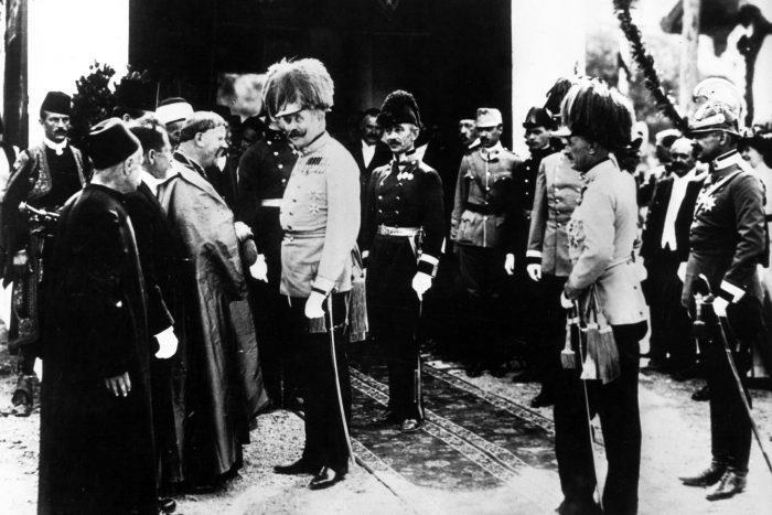 első világháború cassus belli-jeként számon tartott gyilkosság pillanatában, Ferenc Ferdinánd trónörökös is a kor legkorszerűbb selyem golyóálló mellényét viselte, ám szerencsétlenségére a végzetes