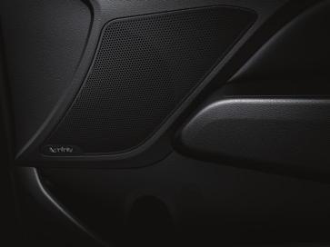 érintőképernyő gondoskodik. Az opciós Bluetooth funkció nem csak zenehallgatásra kiváló, de a telefonhívások kezelését is biztonságossá teszi menet közben.