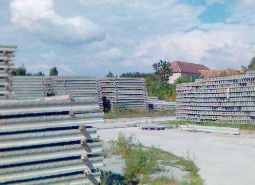 SZOLGÁLTATÓ