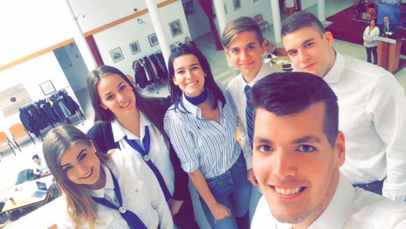 ISKOLAI ÉLET Egyetemfoglaló Immáron ötödik alkalommal rendezték meg az Egyetemfoglaló vetélkedőt a Soproni Közgázon.