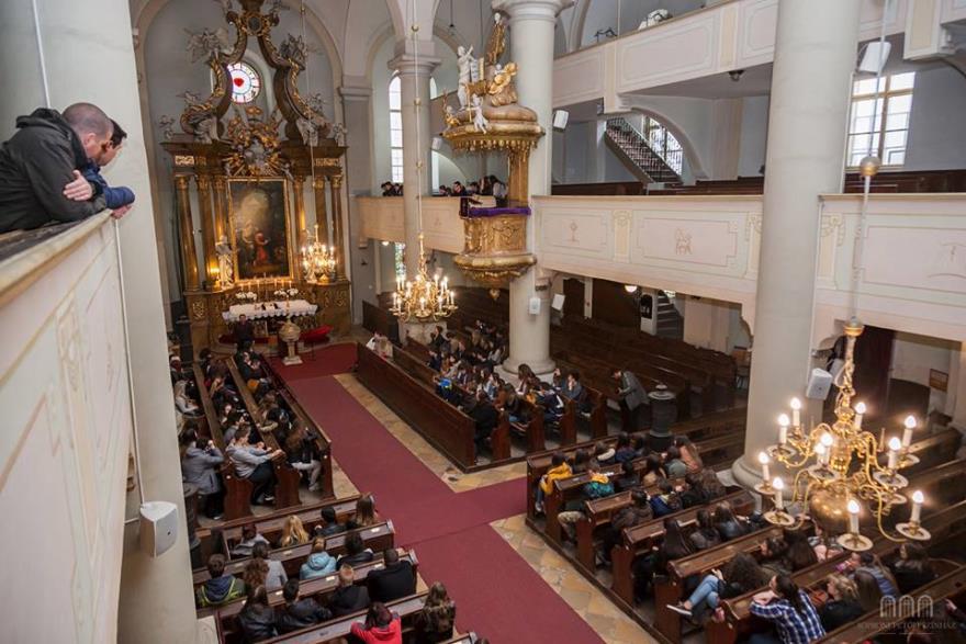 csendesnapon versekkel köszöntötte a diákságot.