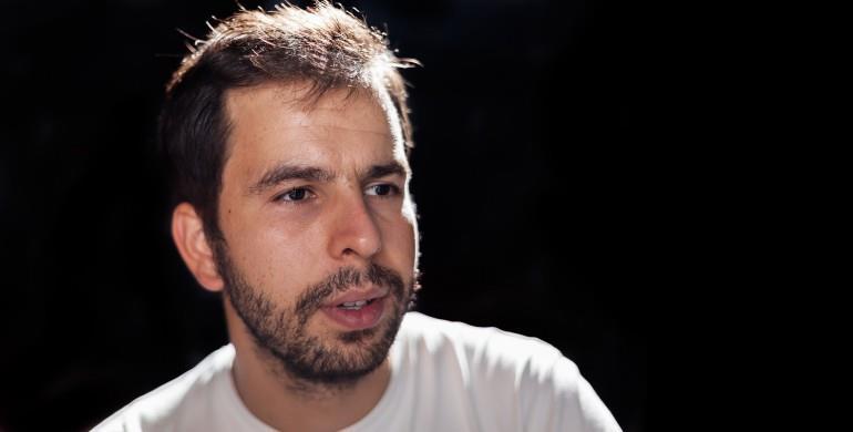 ISKOLAI ÉLET Jónás könyve A Soproni Petőfi Színház tantermi színház programjában Ács Tamás, színművész, iskolánkban is előadta a Jónás
