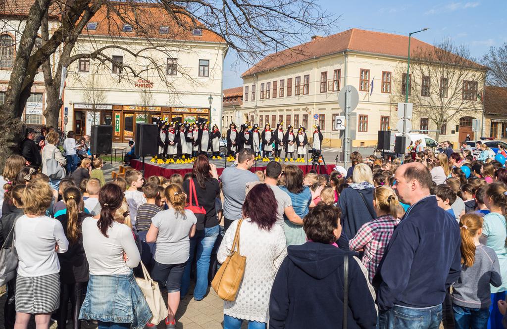 Az óvodások felhívásunkra kupakképekkel érkeztek a rendezvényre Az 5-ös iskola kis pingvinjei a színpadon Az Energy táncosai a téren A délután folyamán a Víz Világnapja alkalmából kiírt plakát- és