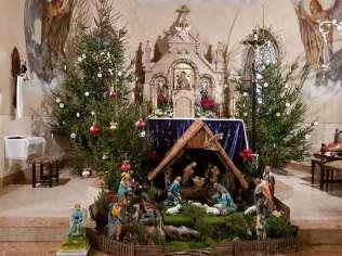 December 24-én, Karácsony előestéjén 9.00-kor és 10.30-kor, 24.00-kor éjféli mise. December 25-én karácsonykor Urunk Születésének Napján 9.00-kor, 10.30-kor és 18.00-kor. December 26-án Szent István vértanú napján 9.