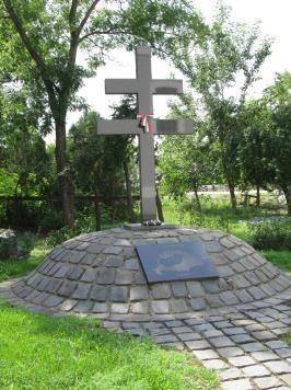 A parkfelújítás nyomán alacsony virágzó cserjéket ültettek félkörben az utca felől, padokkal kiegészítve a park bútorzatát. Az I.