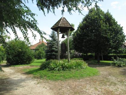 Harangláb és a művész mellszobra a parkban.