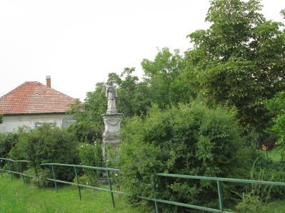A Hajnal utcai elvadult kertrészlet, funkcionálisan és vizuálisan is zavaró a zöldfelületi szomszédság az iskola és a sírkert között. 1.13.2.