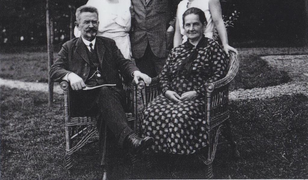 1 Fényképalbum A fénykép készítésének helye: A fénykép készítésének éve: A képen: Anyai nagyszüleim Debrecen 1920-as évek Polster Adolf, Raics Karola A Polster nagyszülők.