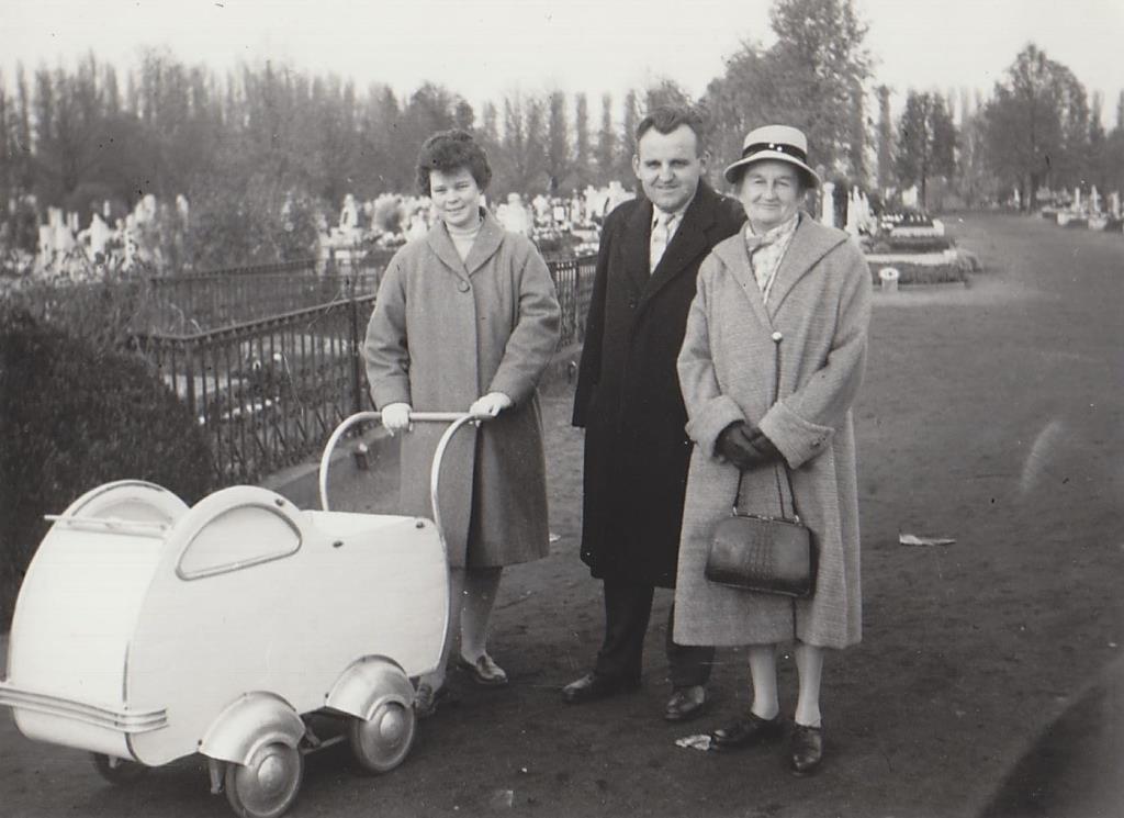 15 A fénykép készítésének helye A fénykép készítésének ideje: Temetőlátogatáson Nyíregyháza 1963 körül Jobboldalamon édesanyám kalapban, balra