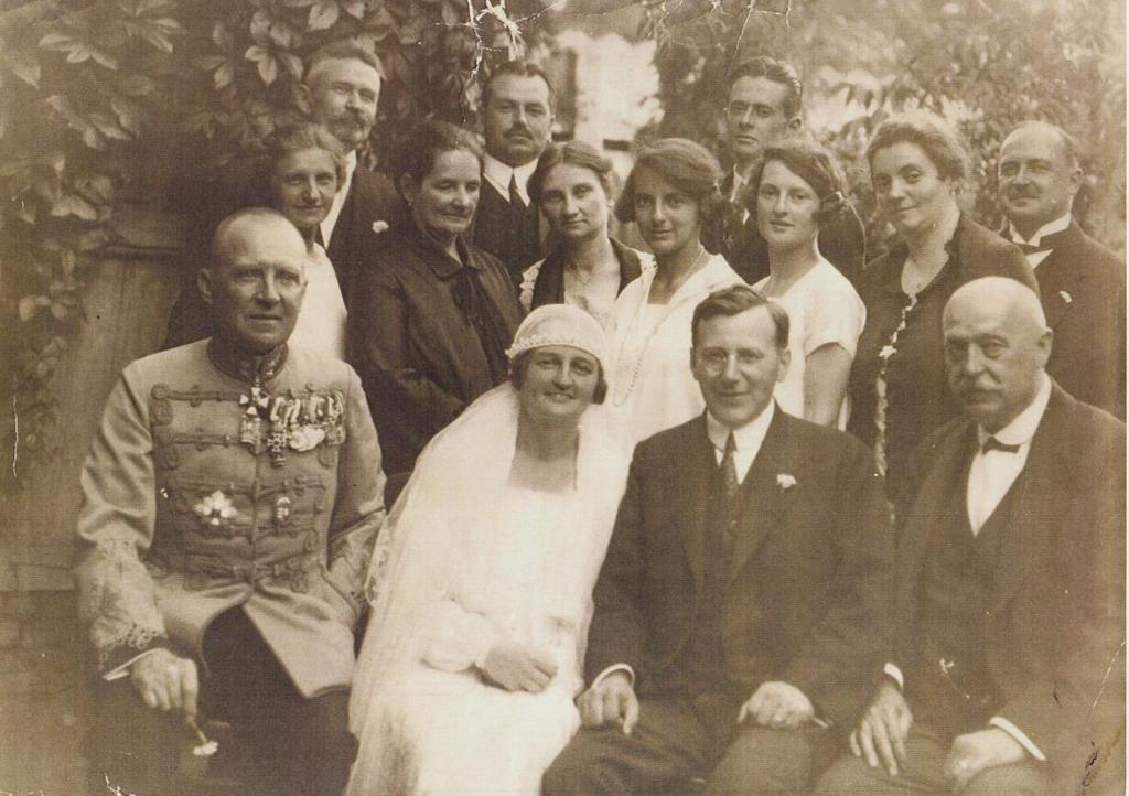 2 Szüleim esküvői képe A fénykép készítésének helye: Debrecen A fénykép készítésének éve: 1927. Kulcsfigurák: Polster Erna és Labossa Lajos Szüleim esküvői képe, körülöttük a család.