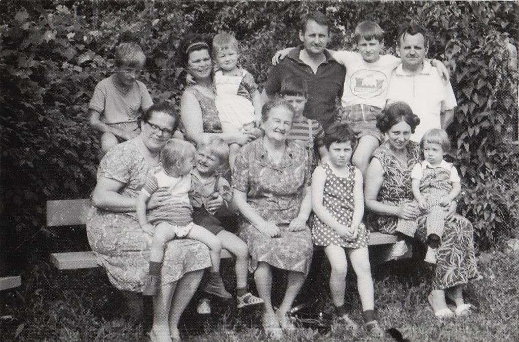22 A fénykép készítésének helye: A fénykép készítésének ideje: Családi nyaralás Kölcse 1975 körül Kölcsében, a templom előtti kertben készült a kép. Mindig összejött a család nyaranta.