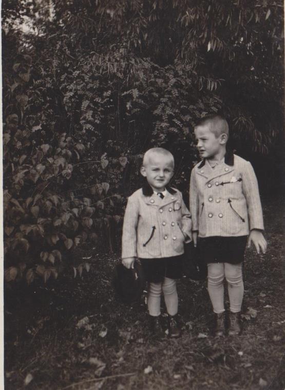 3 Bátyámmal A fénykép készítésének helye: Debrecen (?) A fénykép készítésének éve: 1933.