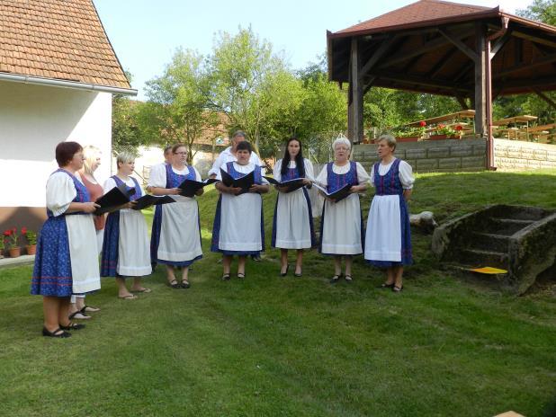 található kopjafa mellé helyezték el a kegyelet