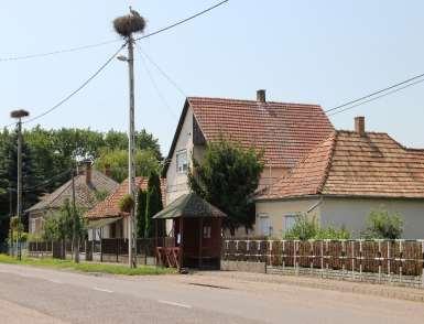 14 ÁLTALÁNOS TELEPÜLÉSKÉP ÉS TELEPÜLÉSKARAKTER A település a főút felől két irányból közelíthető meg: délről, Útikos felől legelőször egy mezőgazdasági birtokközpont, majd a Kossuth utcán a Gólyatér