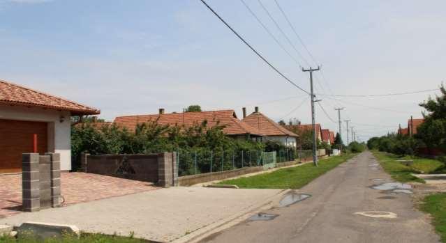 16 UTCAKÉPEK A településszerkezetet bemutató térképen jól látszik, hogy a falu házainak többsége az utcára merőleges hossztengelyű, nyeregtetős - az utcára toldott konyty tetős - parasztház vagy