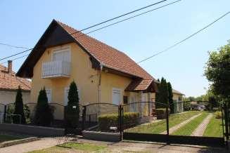 távolságra". Az épületek szigorúan előkertes elhelyezésűek (5,0 m, 3,0 m és 1,5 m mélységűek).