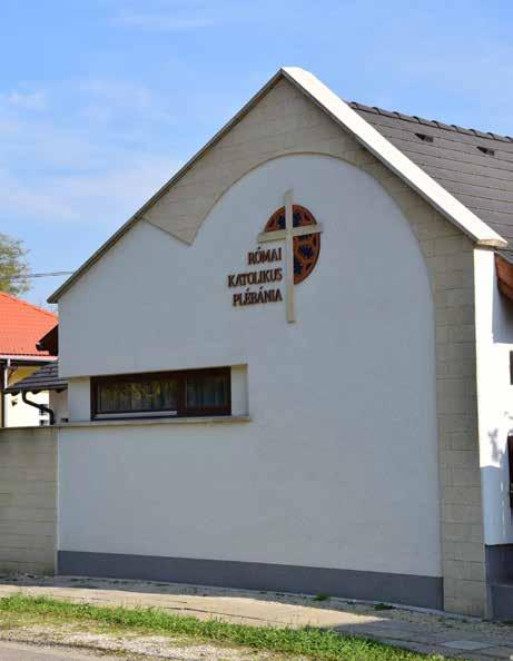 A törtfehér homlokzatot szépen egészíti ki a finoman megjelenő részletek és a