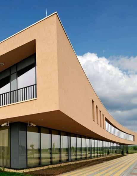 Borászat Kéthelyen A főbb épülettömegek látszó beton, valamint táblás burkolatból kereteket kaptak, melyek közé vagy üvegfelületek, vagy tömör burkolt