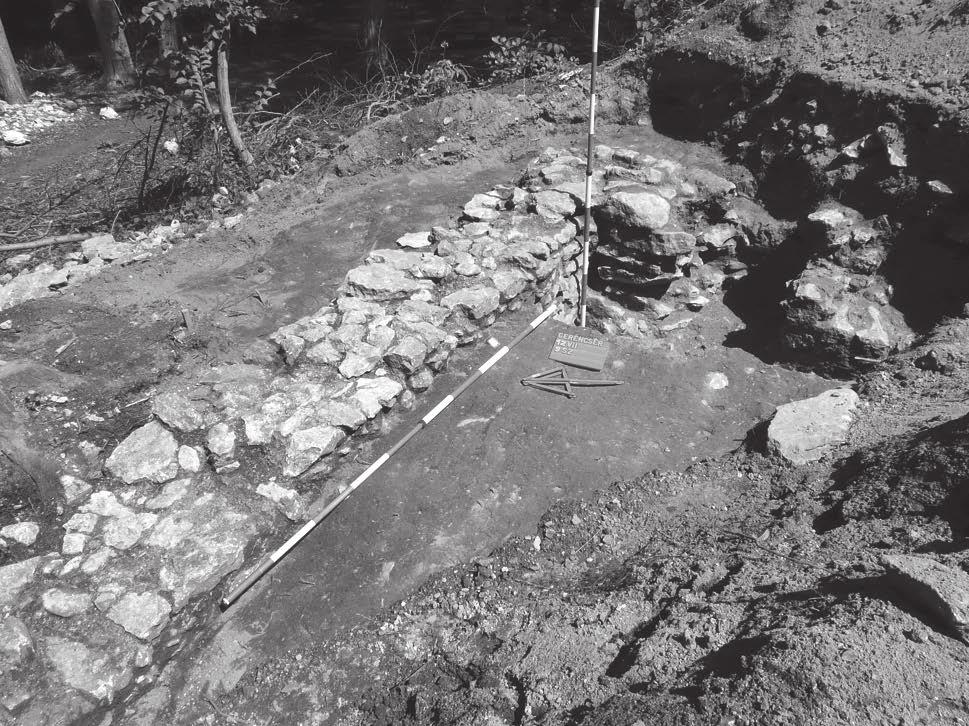 Schnitt 8 mit den Mauerresten der zwei Bauperioden 4. kép: Oroszlány, Gerencsérvár. A 7. szelvény északról Abb. 4: Oroszlány, Burg Gerencsér. Schnitt 7 vom Norden 6. kép: Oroszlány, Gerencsérvár. A 9.
