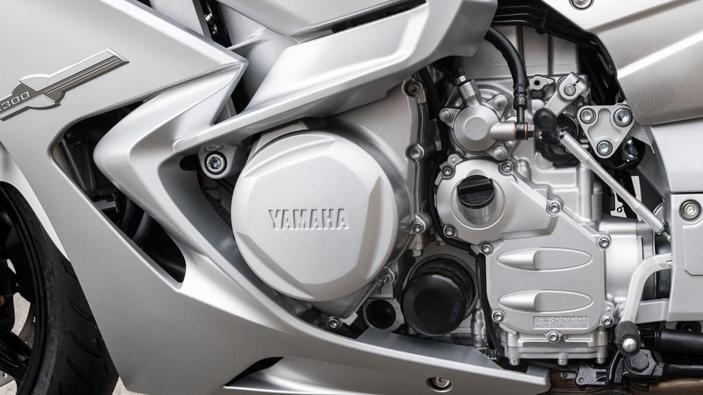 6 fokozatú sebességváltó A&S tengelykapcsolóval Az modell 6 fokozatú sebességváltóval van felszerelve, melynek segítségével a motoros optimálisan kihasználhatja a motorban rejlő komoly