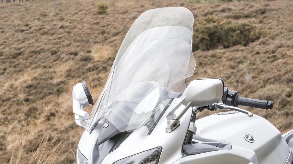 technikai jellemzőit. Kifinomult, 3 részes műszerfal A fejlett sport- és túrafelszereltség kiegészítése érdekében az motorkerékpárt fejlett, 3 részes műszerfallal látták el.