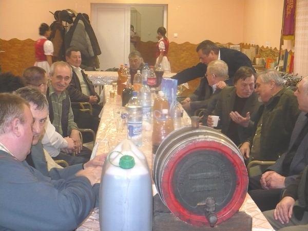 Kaba város testvértelepülés, Önkormányzatának küldöttsége is itt volt Sári Győző alpolgármester vezetésével, de magukkal hozták az ottani Nótakör két tagját is akik nótacsokorral szórakoztatták a