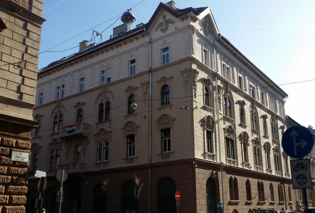 Homlokzat és társasház felújítás Az épületek felújítása összetett feladat, ami több szakirány folyamatos összehangolását igényli, magas szintű technikai kivitelezéssel.