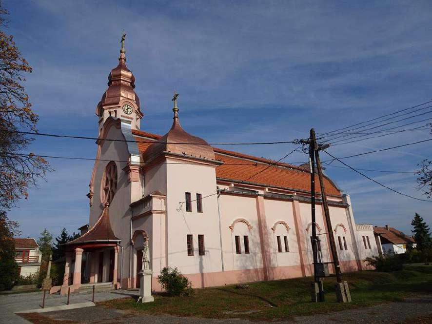 ÉPÍTETT ÉRTÉKEK Római katolikus templom Településképi szempontból legjelentősebb épített érték a római katolikus templom. A templomot 1909. december 8-án szentelték fel Szent Imre tiszteletére.