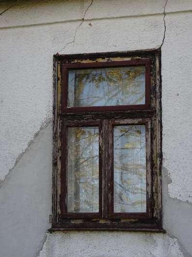 A tipikus kockaházaknál már háromszárnyú ablakok voltak, melyeket az utóbbi időben fokozatosan lecserélnek, jellemzően kétszárnyú fa vagy műanyag ablakra.