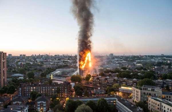 1. kép: A londoni Grenfell Tower égése 1 Az építéstechnikai tűzvédelmi szabályozások különböző előírásokkal veszik figyelembe, hogy különösen a magas épületek esetén a mentés és oltás lehetőségei