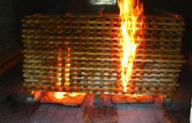 Az előírt tűzhatást a tűztérben elhelyezett 650 kg tömegű, fenyőfa lécekből szabványos előírások szerint összeállított máglya biztosítja.