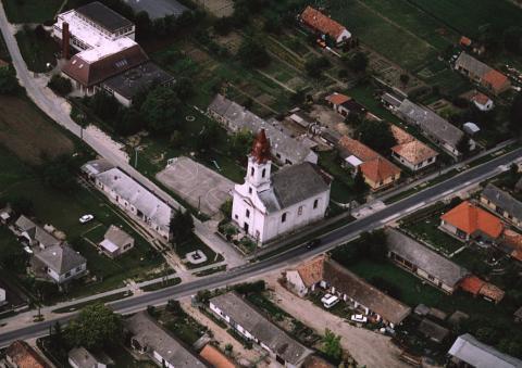 foglalkozó üzemekről - a veszélyes tevékenységekről és a lehetséges veszélyes anyagokkal kapcsolatos súlyos balesetekről, - a