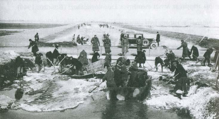 13-124. kép. Jégvédekezés kézi szerszámokkal az Algyői-főcsatornán 1940-ben. Kis műtárgyak lefagyott zsiliptáblái, vízkivételi művek, kis vízerőművek stb.