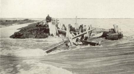 1895 Béga jp. 39 km-nél. A még meg nem nőtt szakadást két óra alatt elzárták.