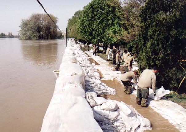 13-14. kép. Szolnok parti sétány parapetfal magasítása 2000-ben.