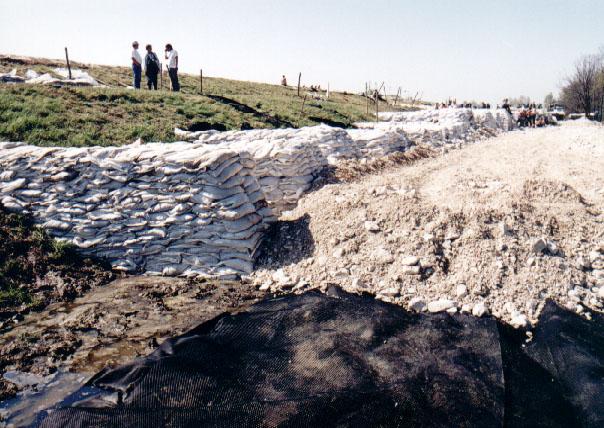 (megelőző védekezés). a védekezési tevékenységek helyét (ahol már volt bordás megtámasztás) szorosan kerülje ki, az út 60-80 cm vastagságú 5-7 m szélességű legyen (13-152.