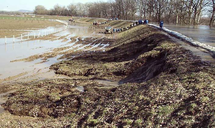A 2001. évi felső-tiszai árvíznél a Tisza jobb parton Tarpa és Tivadar között rövid idő alatt 16 db talpponti suvadásból háromnál 16 alakult ki gátszakadás.