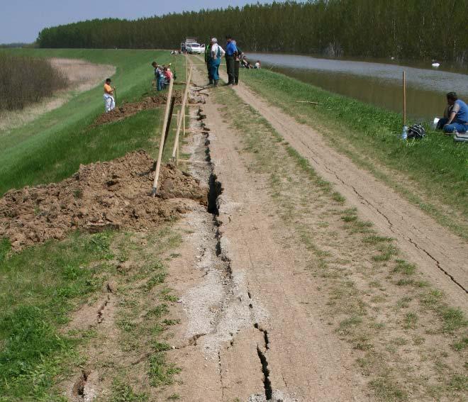 3. fejezet), amihez hozzájárulhatott az is, hogy a korona tengelyére rakott nyúlgát miatt a megsuvadt szakaszon a szivárgási úthossz jelentősen lecsökkent és talajtörés alakult ki.