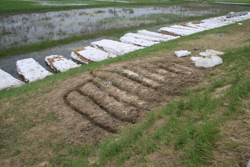 13-65. kép. A felszínt szárító folyókák, vízkivezetések. A csúszólapra ható terhelés csökkentésének lehetőségei: Az átszivárgott víz levezetése a csúszólap karéjos részén keresztül.