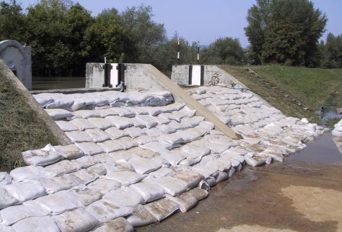 13-106. kép. Kulisszanyílás bevédése a Szentendrei-szigeten. 13-107. kép. Kulisszanyílások védelme 2006-ban Szegeden.