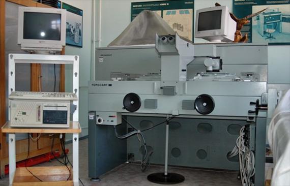 206 Felépítése (hardver elemek): - analóg térfotogrammetriai műszer - számítógép (+hardver elemek, + grafikus monitor) - digitális plotter.