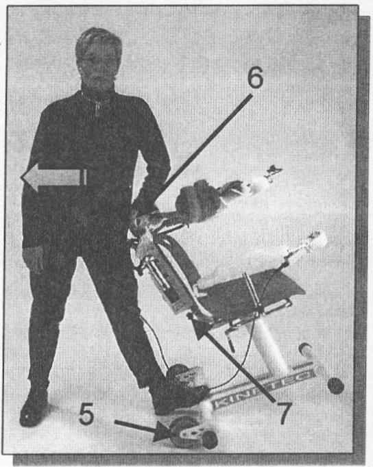 A készülék szállítása A készülék szállításának megkönnyítése érdekében az ülés két görgővel (5) és egy fogantyúval (6)