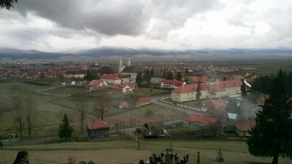 nyakát szegte. A kő mai is látható a templom déli, belső oldalába falazva, benne mélyen egy patkónyomra emlékeztető mélyedés. Fénylő templom A törökök elvonulása után visszaépítették a templomot.