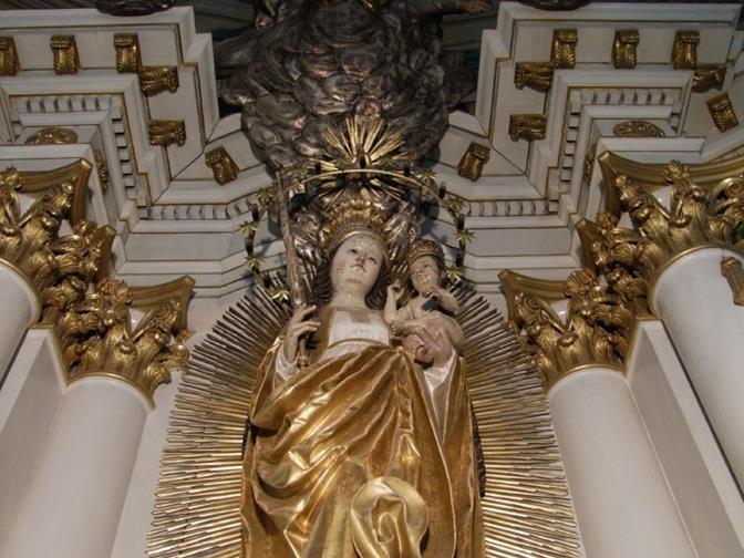 homlokán most is látható a vágás és karcolás helye). A tatár vezérnek karja megbénult és erre megrémülve, elmenekült. Tehát a kegyszobor a felgyújtott templomban volt.