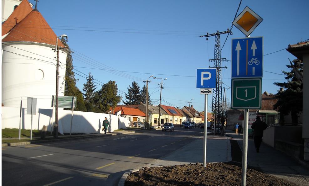 Hegyeshalm belterületén az 1.sz.-ú főutat tehermentesítő kerékpársáv létesítése tárgyú ROP Msnmagyaróvár irányában a csatlakzás után párhuzams parkló került kiépítésre a kerékpársáv mellett.