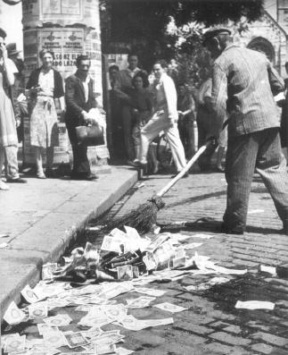 Magyar történelem Érettségi feladatok gyűjteménye Középszint 103 C) Söprik a pengőt a Lehel téren 15. A feladat a Rákosi-korszakkal kapcsolatos.