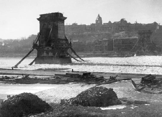 Magyar történelem Érettségi feladatok gyűjteménye Középszint 105 c) d) Budapest A miniszterelnök és pártfőtitkár szobrot avat A forrás betűjele A forráshoz köthető évszám a) b) c) d) 18.