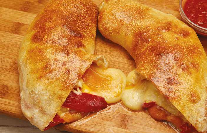 STROMBOLI 1. Nyújtsa ki a tésztát, amíg nem lesz kb. fél centiméter vastag. 2. Most pedig helyezzen sonkát, sajtot és a paprikát a tészta egyik oldalára, és hajtsa be a másik oldalát.