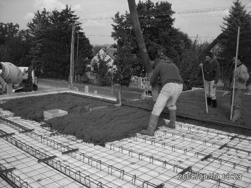 27.)A koszorúk vasszerelésekor figyelembe kell venni azt, hogy a JS zsaluzóelemek felfekvése 5 cm.