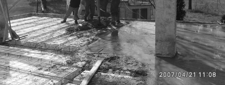 )A betonozás során a szerkezetbe kerülő betonacélok betontakarása az alsó, ill. a felső vasalást tekintve a statikai terv szerint, a hatályos MSZ, illetve az Eurocode előírásai szerint készüljenek!